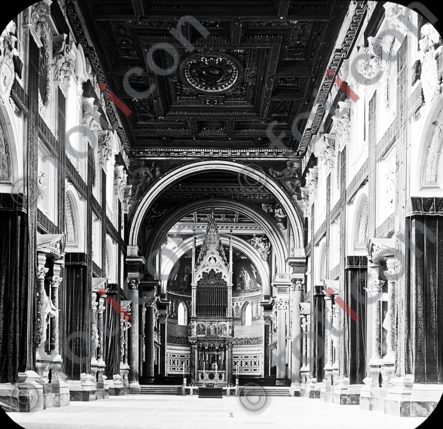 Das Innere der Laterankirche | The interior of the Lateran (foticon-simon-037-043-sw.jpg)